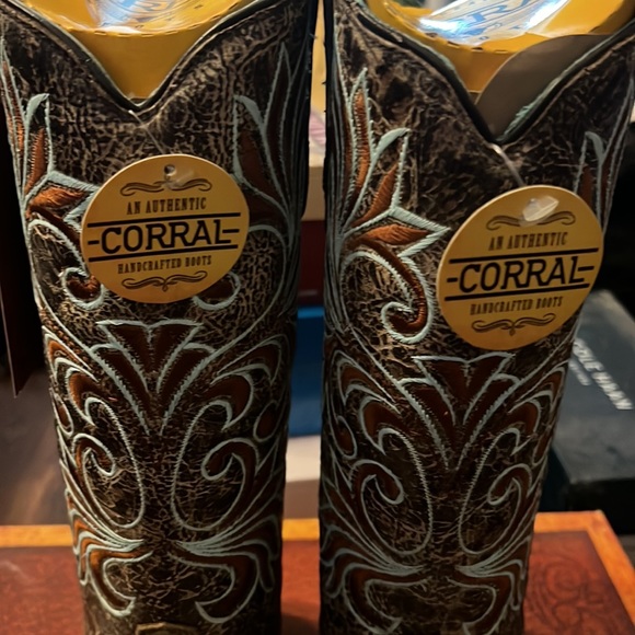 Brand new!!  Gorgeous design-Small heel!! - Picture 3 of 4